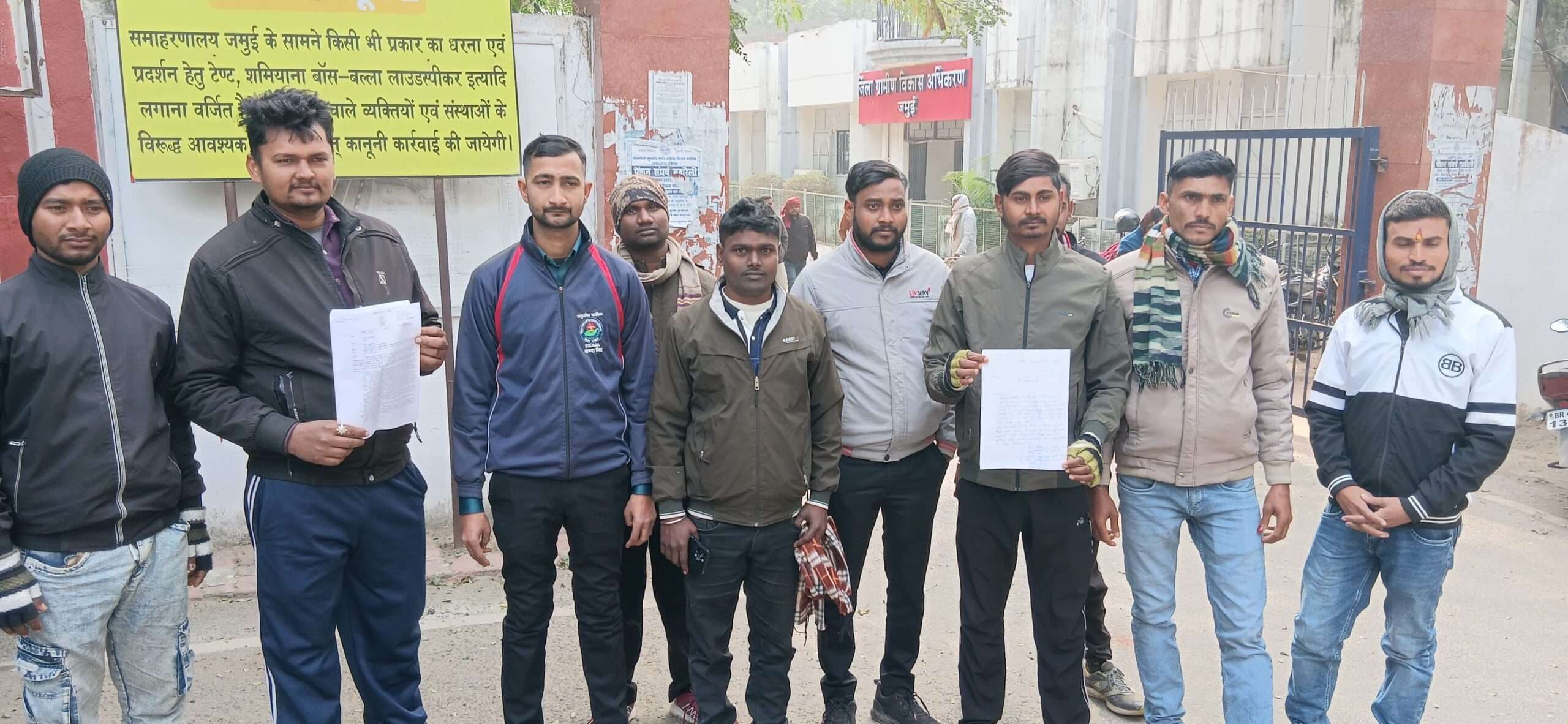 आपदा प्रबंधन के तैराकी प्रशिक्षकों को नहीं मिला मानदेय, डीएम को सौंपा ज्ञापन