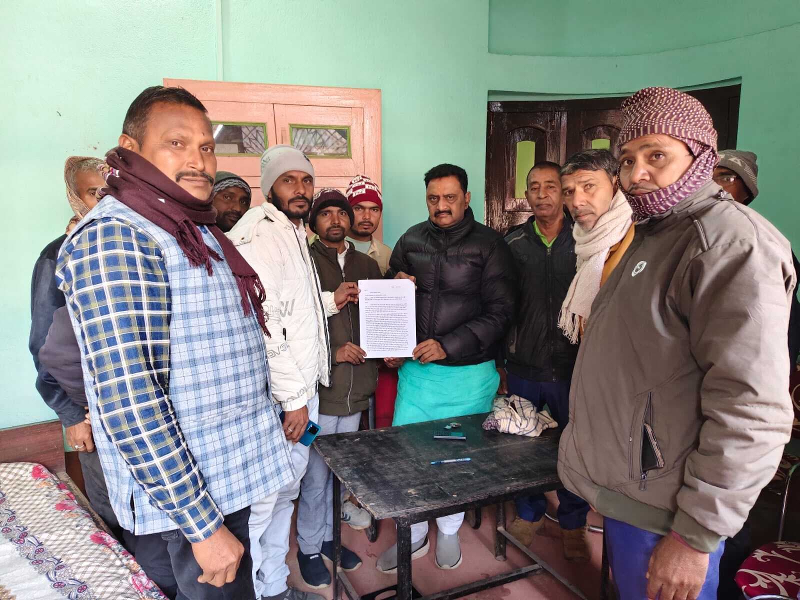 गोचर भूमि पर विद्यालय निर्माण का ग्रामीणों ने किया विरोध