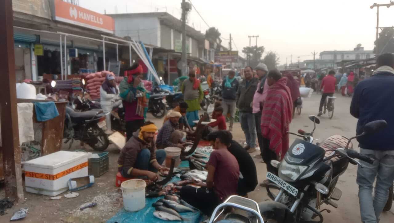 परबत्ता बाजार में मुख्य मार्ग से नहीं हटीं मीट-मछली की दुकानें, प्रशासनिक निर्देश बेअसर