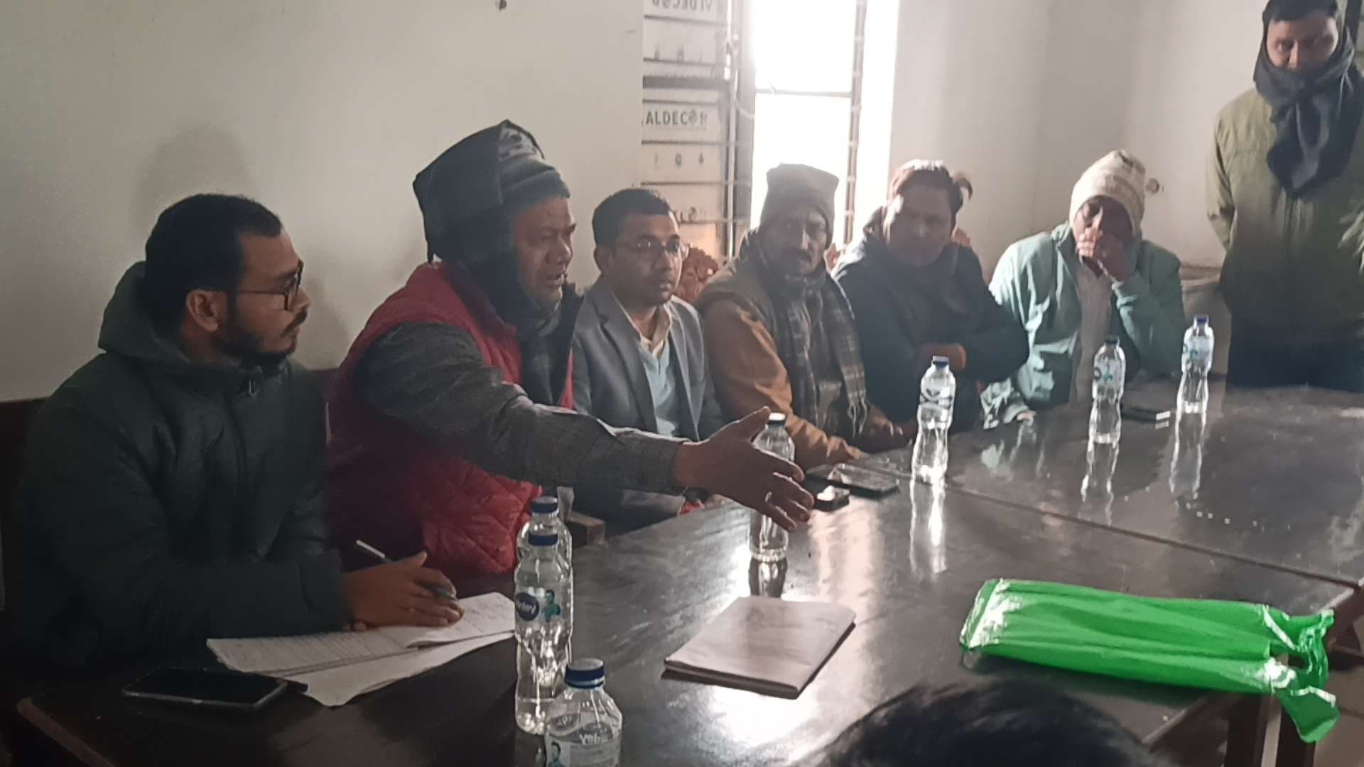 उर्वरक की कालाबाजारी पर बैठक में अधिकारी व दुकानदार में तीखी नोक-झोंक