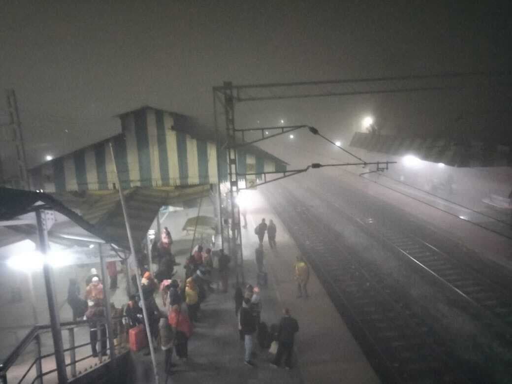 Giridih News :कोहरा के कारण रेल यातायात प्रभावित, यात्रियों को हो रही परेशानी