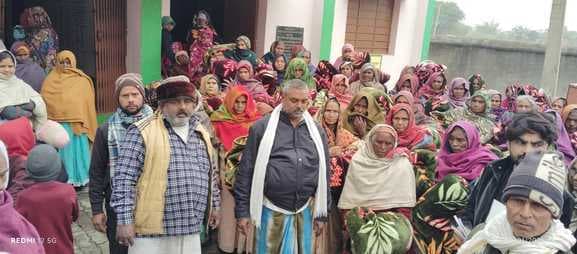 परसा पंचायत में गरीबों और जरूरतमंदों के बीच कंबल का वितरण