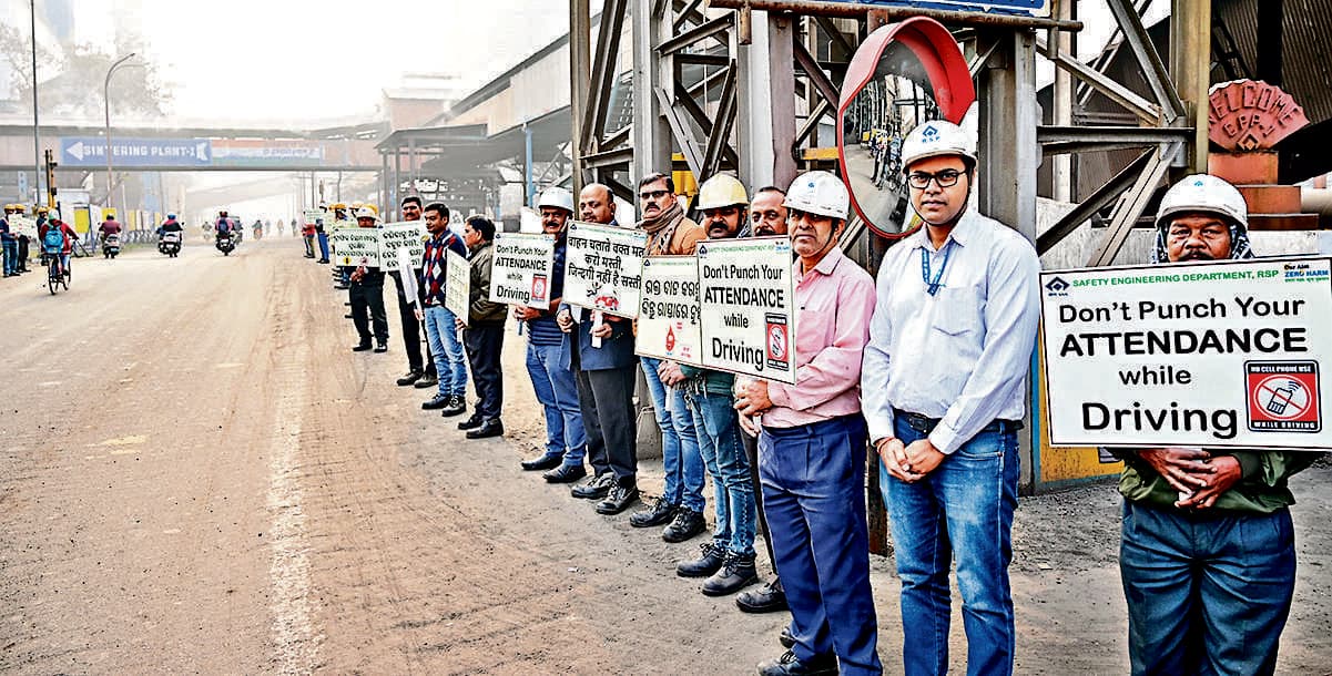 Rourkela News: मानव शृंखला बना सड़कों को सुरक्षित बनाने और दूसरों को भी प्रेरित करने का दिया संदेश
