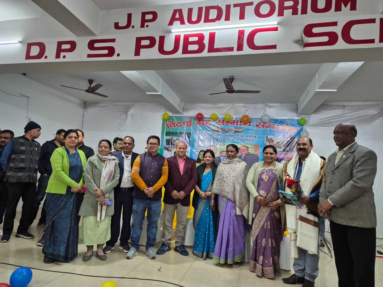 Chaibasa News : राष्ट्रपति पुरस्कार से सम्मानित शिक्षक को दी विदाई