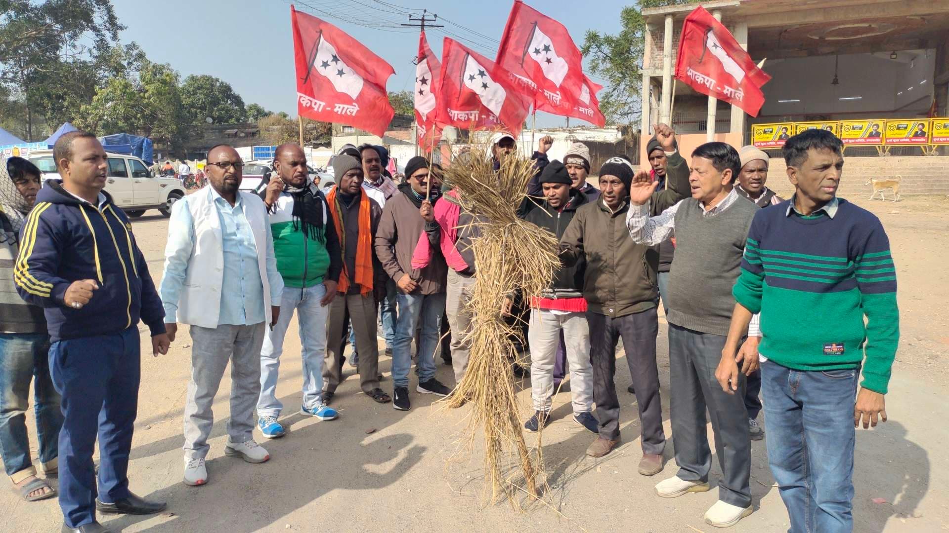 Giridih News :भाकपा माले ने फूंका अमेरिका के राष्ट्रपति डोनाल्ड ट्रंप का पुतला