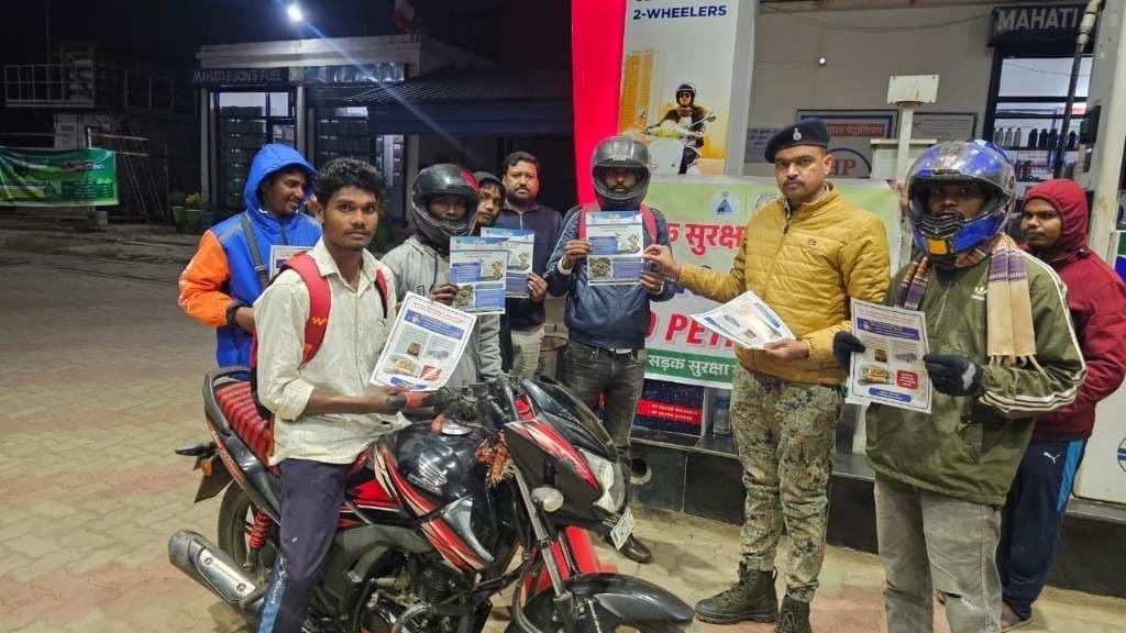 Chaibasa News : पुलिस ने हेलमेट नहीं, तो पेट्रोल नहीं अभियान चलाया