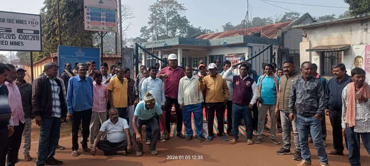 Chaibasa News : ठेका प्रबंधन ने एक दिन की मोहलत मांगी, मजदूरों ने सात दिनों का दिया अल्टीमेटम