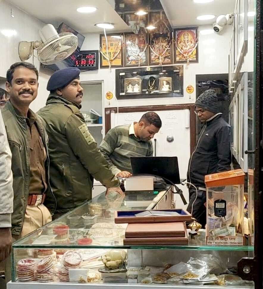 Dhanbad News: जेवरात दुकान में चोरी मामले में जांच जारी