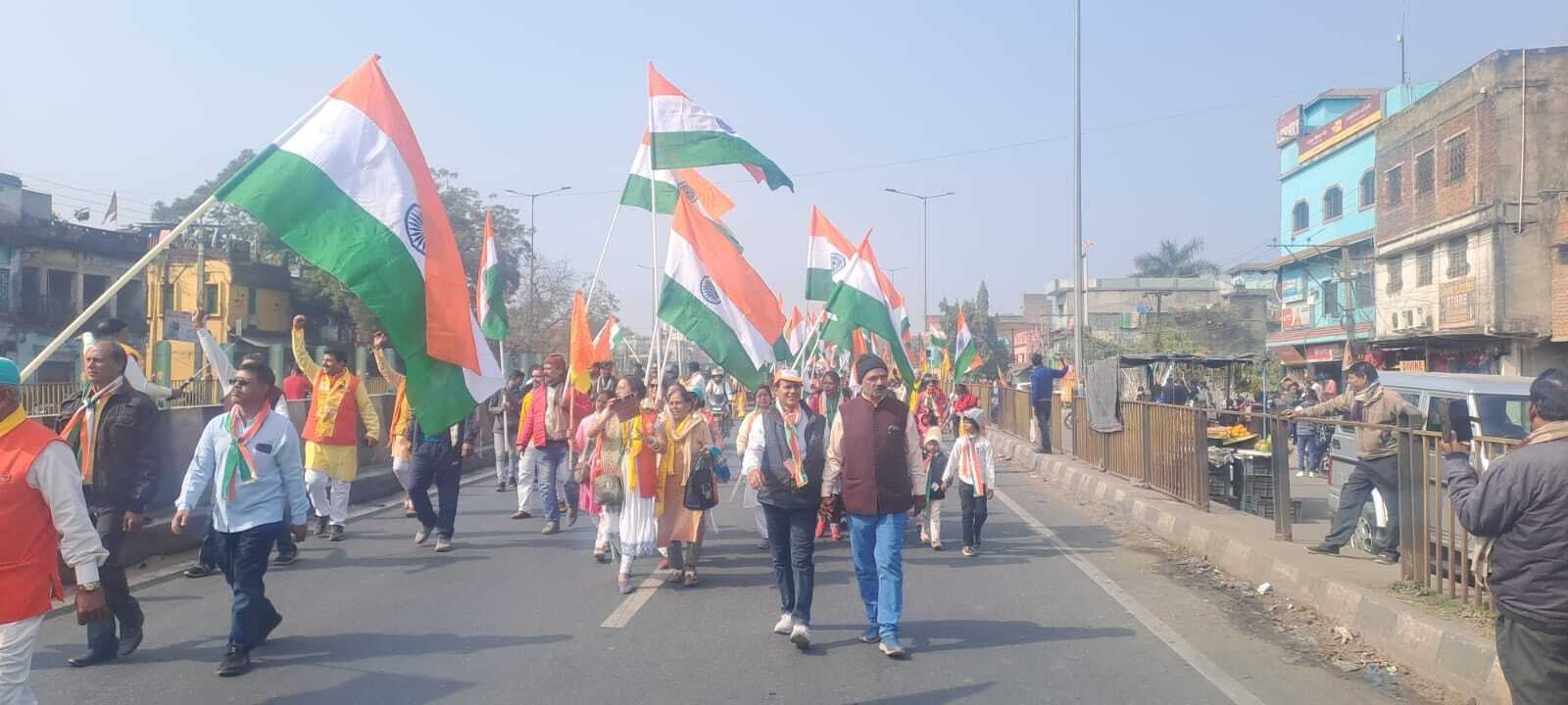 Dhanbad News: भारत स्वाभिमान ने निरसा में निकाली तिरंगा यात्रा