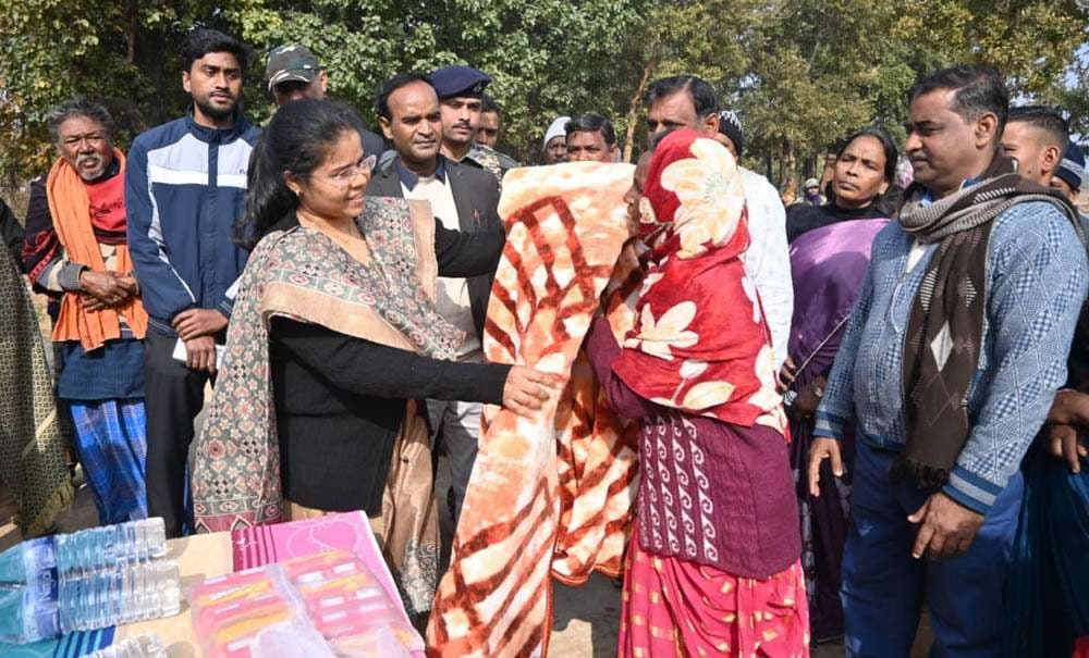 उपायुक्त ने 51 बिरहोर व जरूरतमंदों के बीच बांटा कंबल