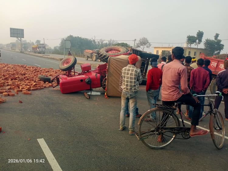 एनएच-19 पर ईंट लदा ट्रैक्टर पलटा, चालक फरार