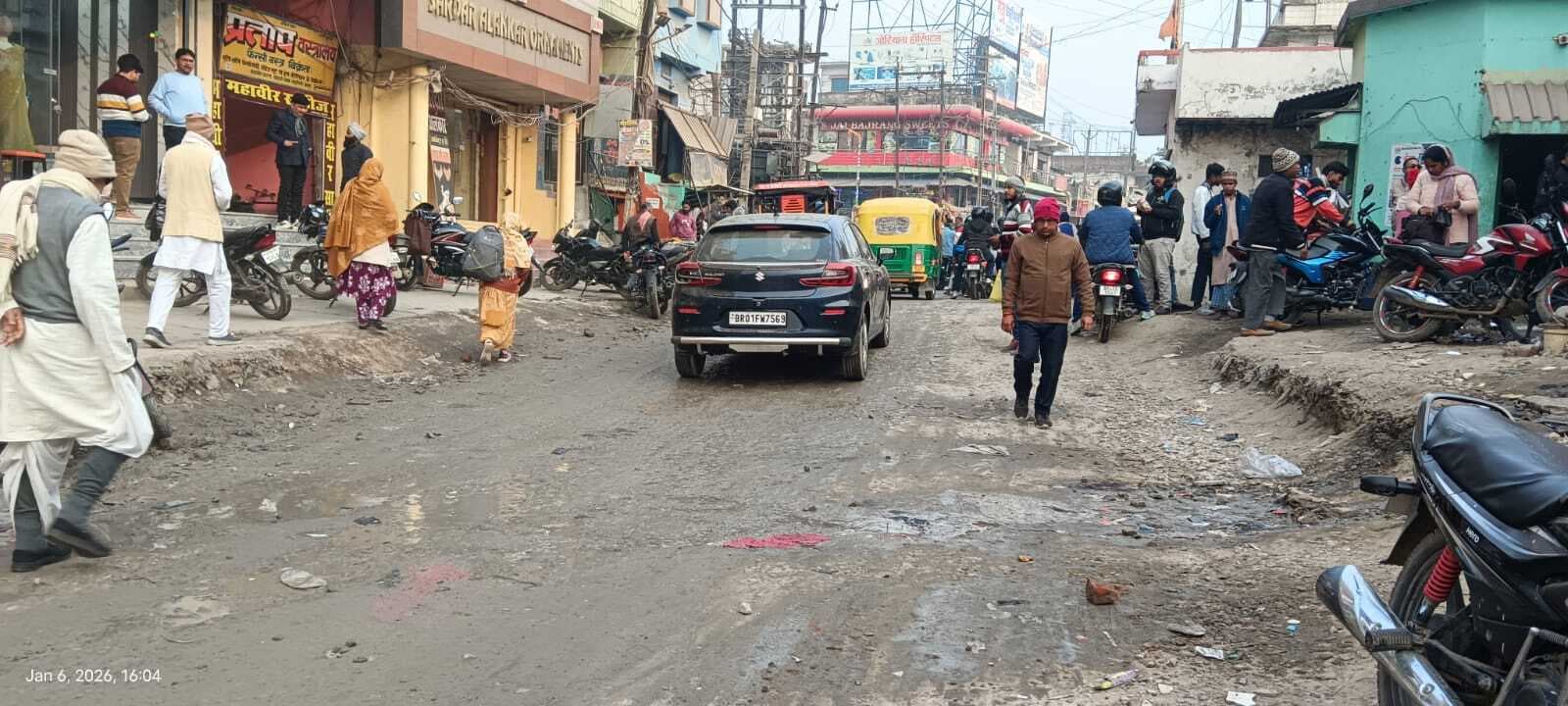 लापरवाही. शहर में नाला व सड़क निर्माण की धीमी रफ्तार से आमजन परेशान