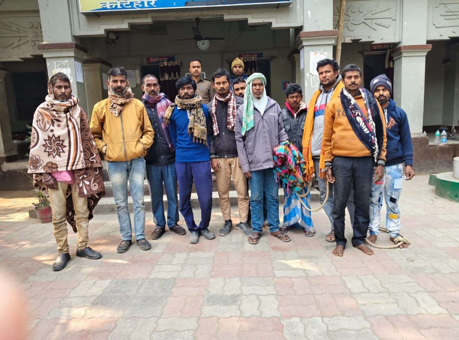 शराब पीने के आरोप में 11 लोगों को किया गिरफ्तार