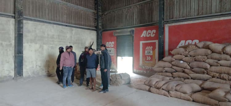 गोदाम का ताला तोड़कर 200 बोरा मक्का की चोरी