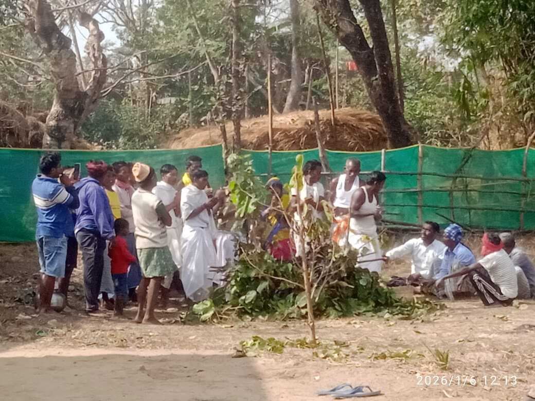 मागहे बुरू पर्व में हुई पूजा-अर्चना