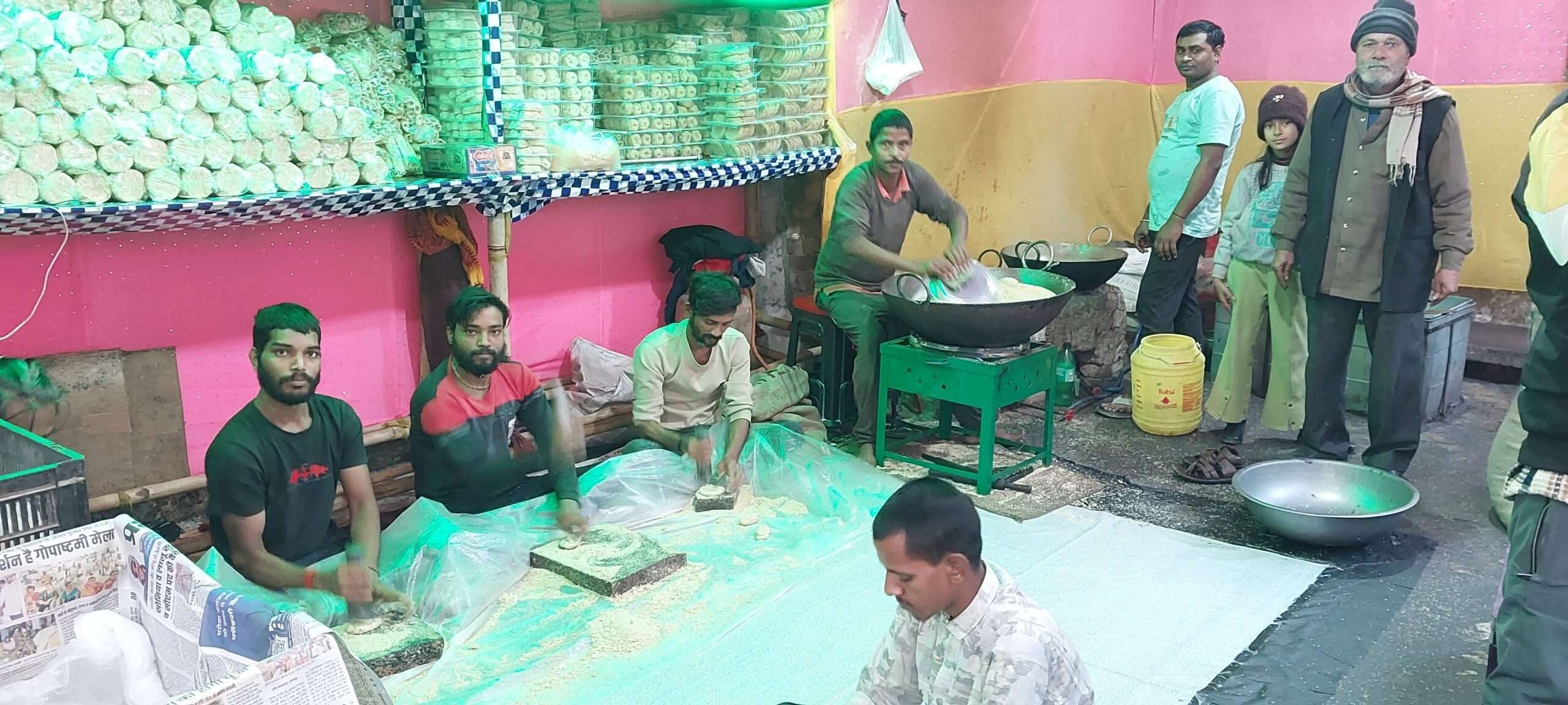 मकर संक्रांति को लेकर सज गयीं दुकानें, बाहर से आये कारीगर बना रहे तिलकुट