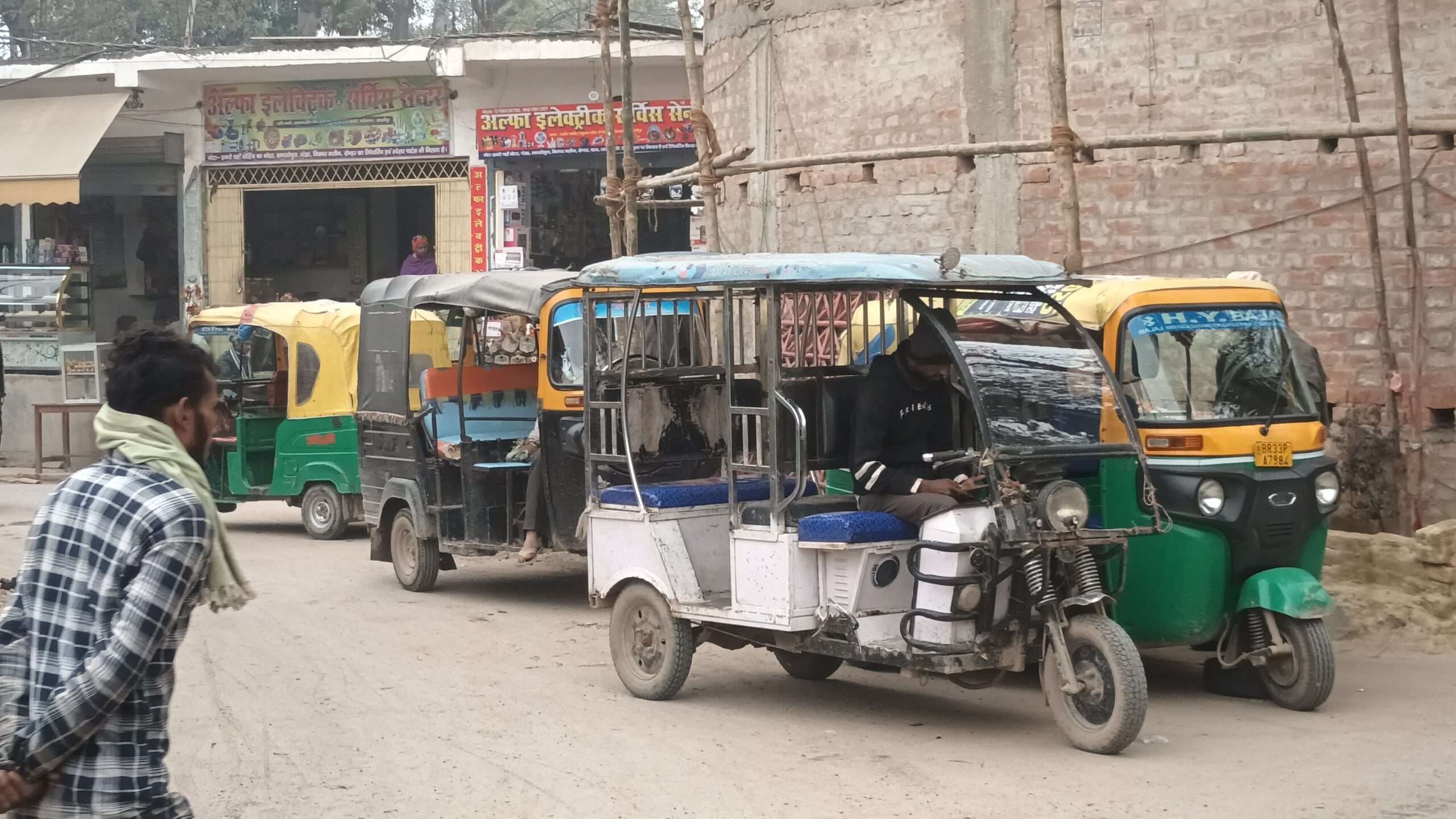 Samastipur News:बीच सड़क पर टोटो-ऑटो लगा सवारी का इंतजार