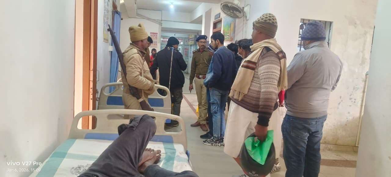 अज्ञात वाहन की ठोकर से बाइक सवार तीन युवक घायल