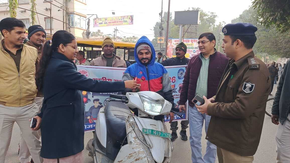 यातायात नियम तोड़ने वाले चालकों को दिया गुलाब, कहा अगली बार लगेगा भरना होगा जुर्माना