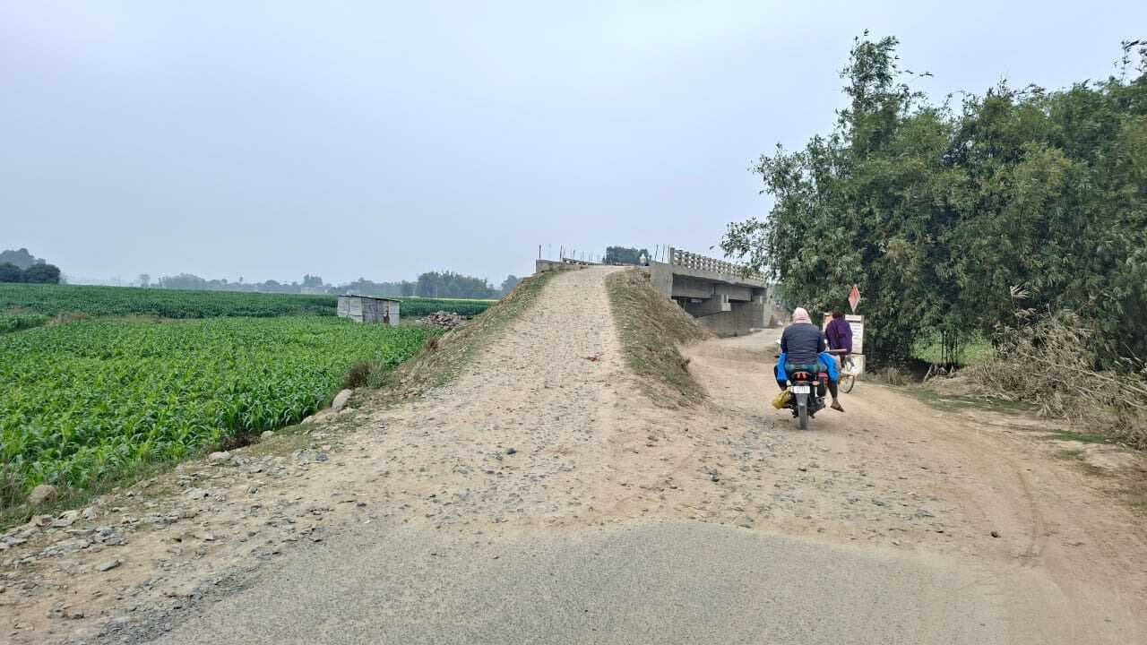 पुल बनने के एक साल बाद भी एप्रोच पथ का नहीं हुआ निर्माण