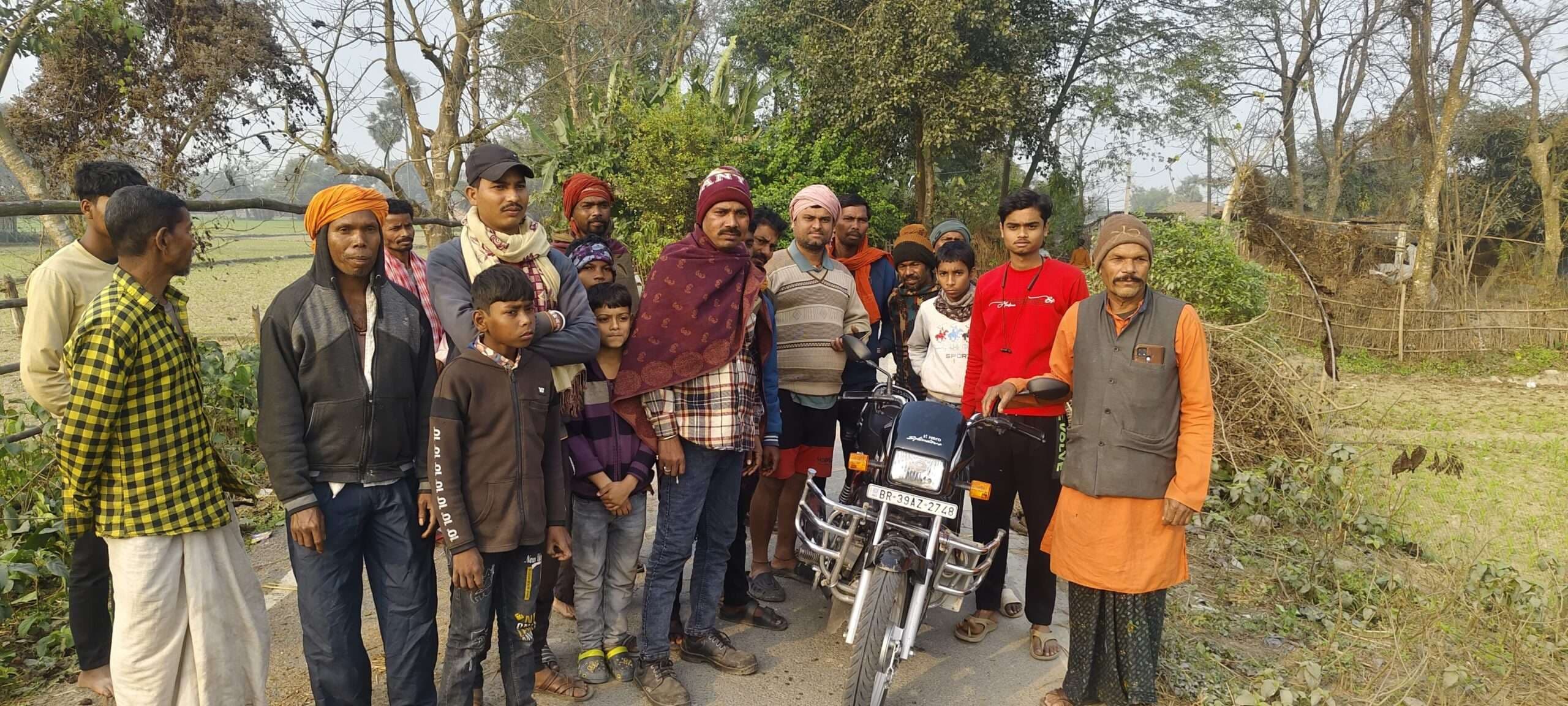 घर में घुसकर चोरी करते दो युवकों को ग्रामीणों ने रंगे हाथों पकड़ा