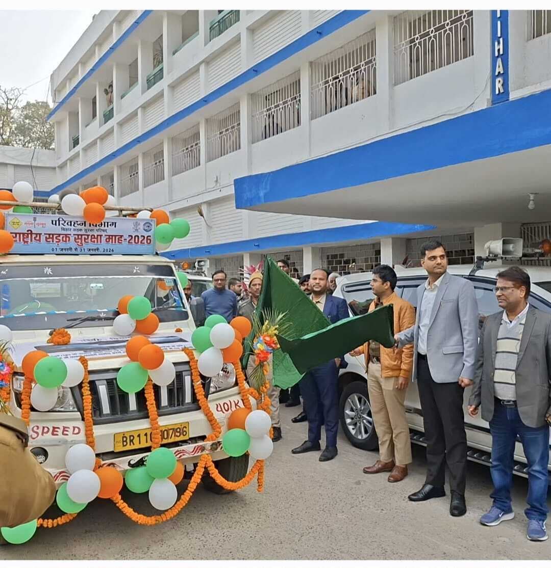 वाहन चलाते समय हेलमेट व सीट बेल्ट का इस्तेमाल करें : डीएम