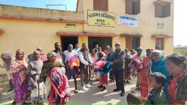 सोनाहातू प्रखंड की चार पंचायत में कंबल वितरण