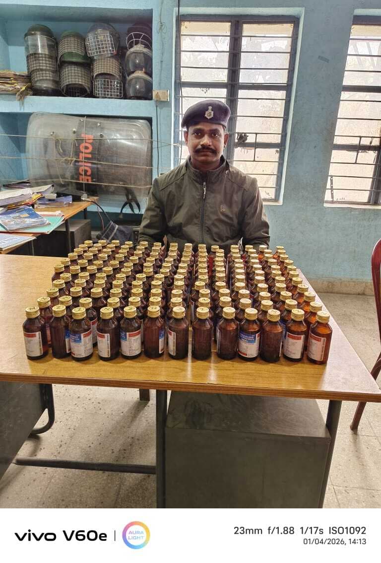 पुलिस ने प्रतिबंधित 150 बोतल कप सिरप किया बरामद, तस्कर फरार