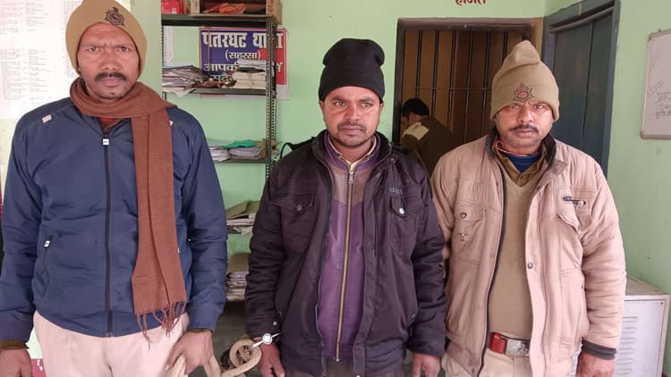 बारह लीटर देसी चुलाई शराब के साथ तस्कर गिरफ्तार