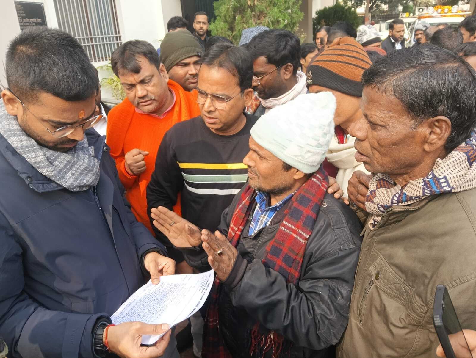 मानदेय वृद्धि व सेवा स्थायीकरण की मांग को लेकर ग्राम कचहरी सचिवों की आवाज बुलंद