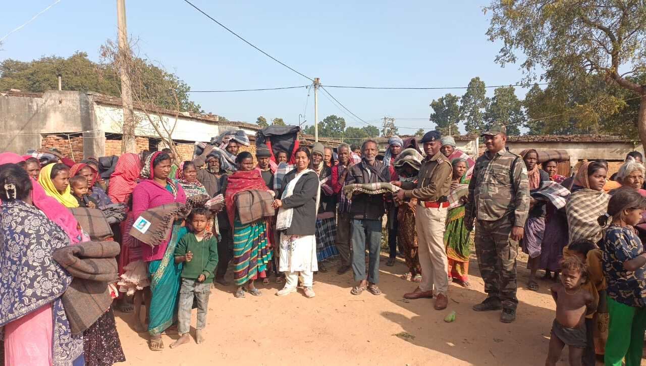 आदिम जनजातियों व जरूरतमंदों के बीच कंबल वितरण