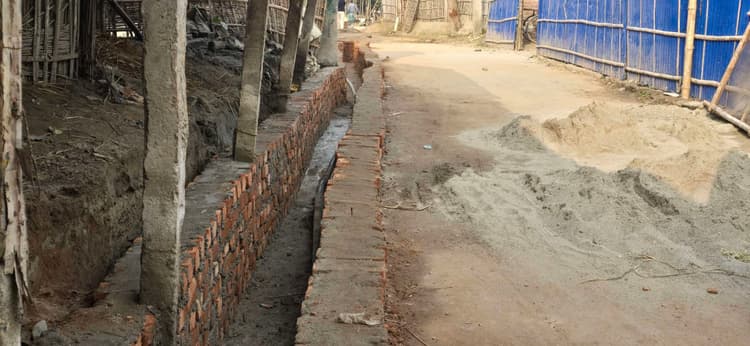 नाला निर्माण में अनियमितता का आरोप, लाखों का हो रहा बंदर बांट, जांच की मांग