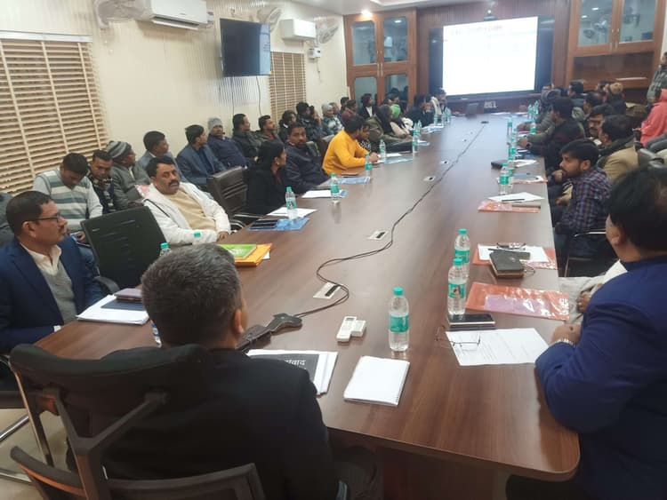 उद्यमी संवाद कार्यक्रम को लेकर डीएम ने की बैठक