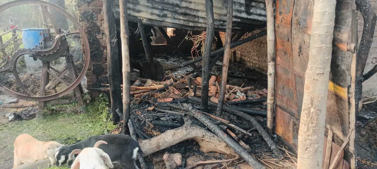 बथान में लगी आग, हजारों का नुकसान