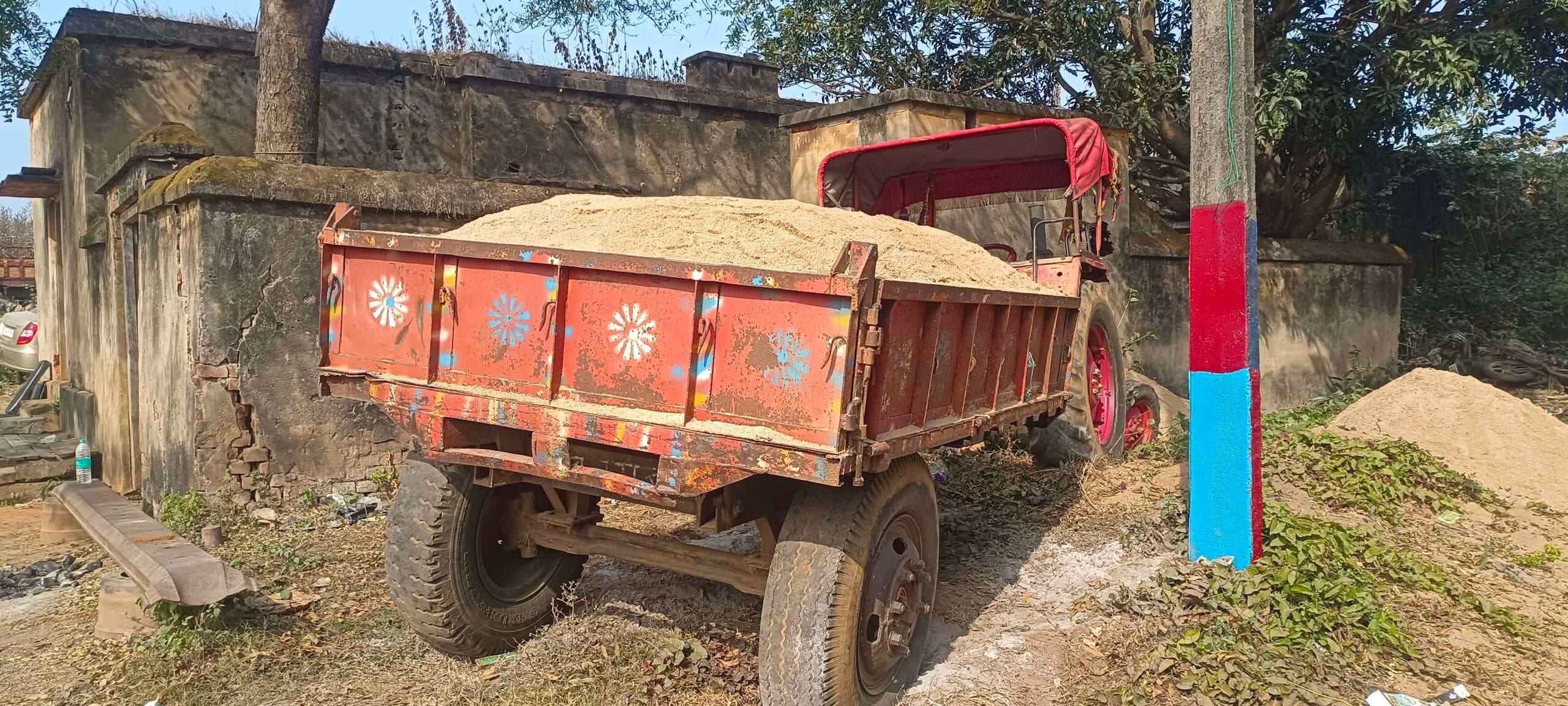 Deoghar News : बसुआडीह और रोहिणी से बालू लोड दो ट्रैक्टर जब्त