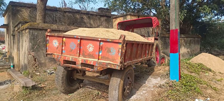 Deoghar News : बसुआडीह और रोहिणी से बालू लोड दो ट्रैक्टर जब्त