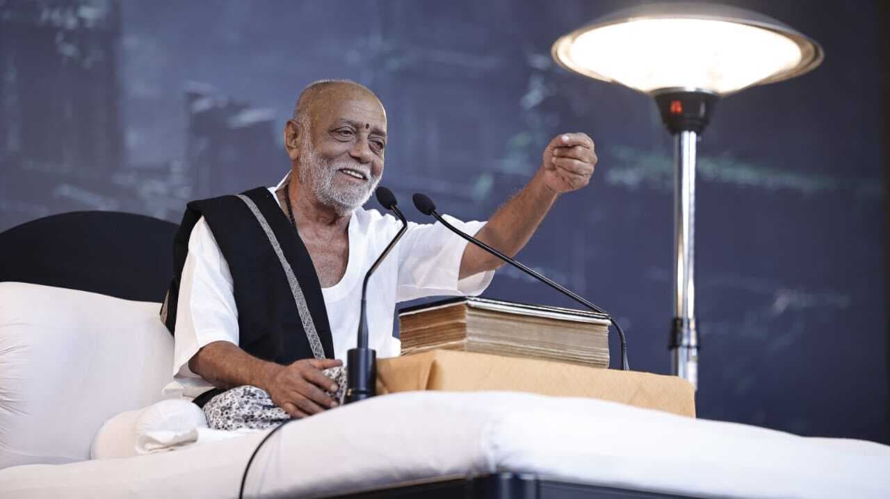 जब कहीं समस्या का समाधान नहीं मिले तो गुरु के चरण में लें शरण: मोरारी बापू