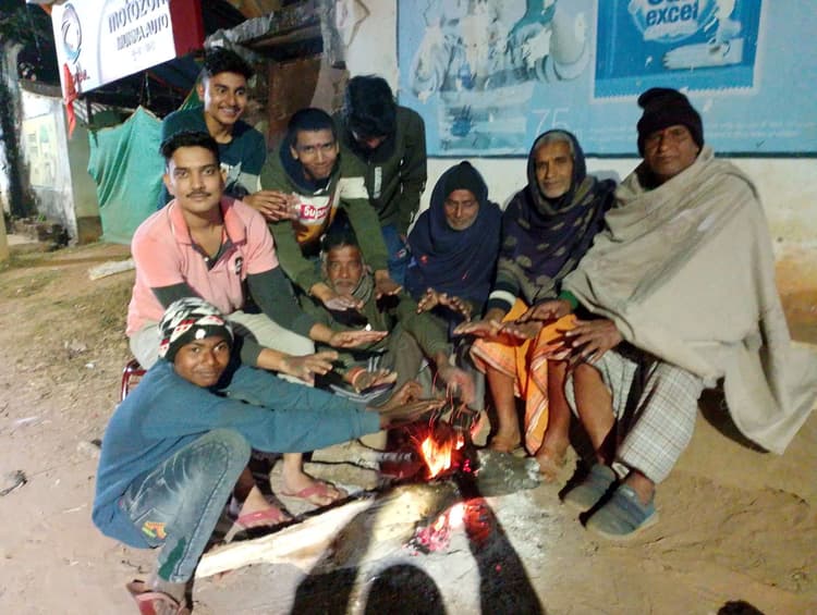 ठंड से बिगड़ी दिनचर्या, घरों में दुबके लोग