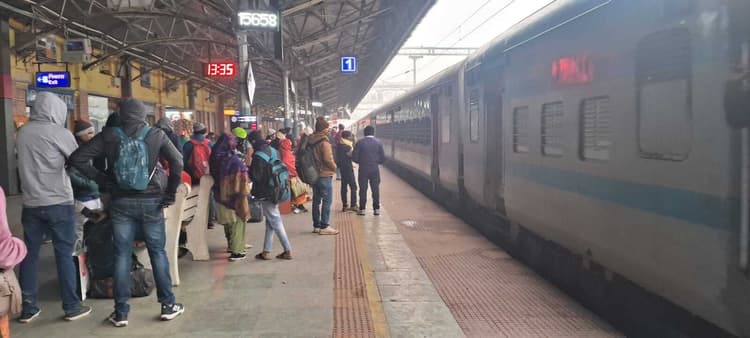 डाउन रूट की ट्रेन लेट आने के कारण अप गरीब रथ एक्सप्रेस को किया रीशेड्यूल