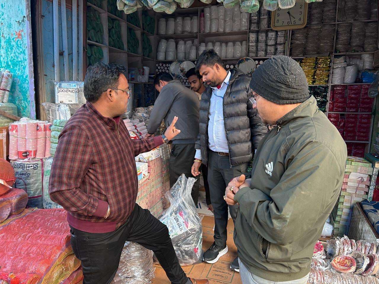 Deoghar news : सिंगल यूज प्लास्टिक का इस्तेमाल करने वालों के खिलाफ निगम का छापेमारी अभियान