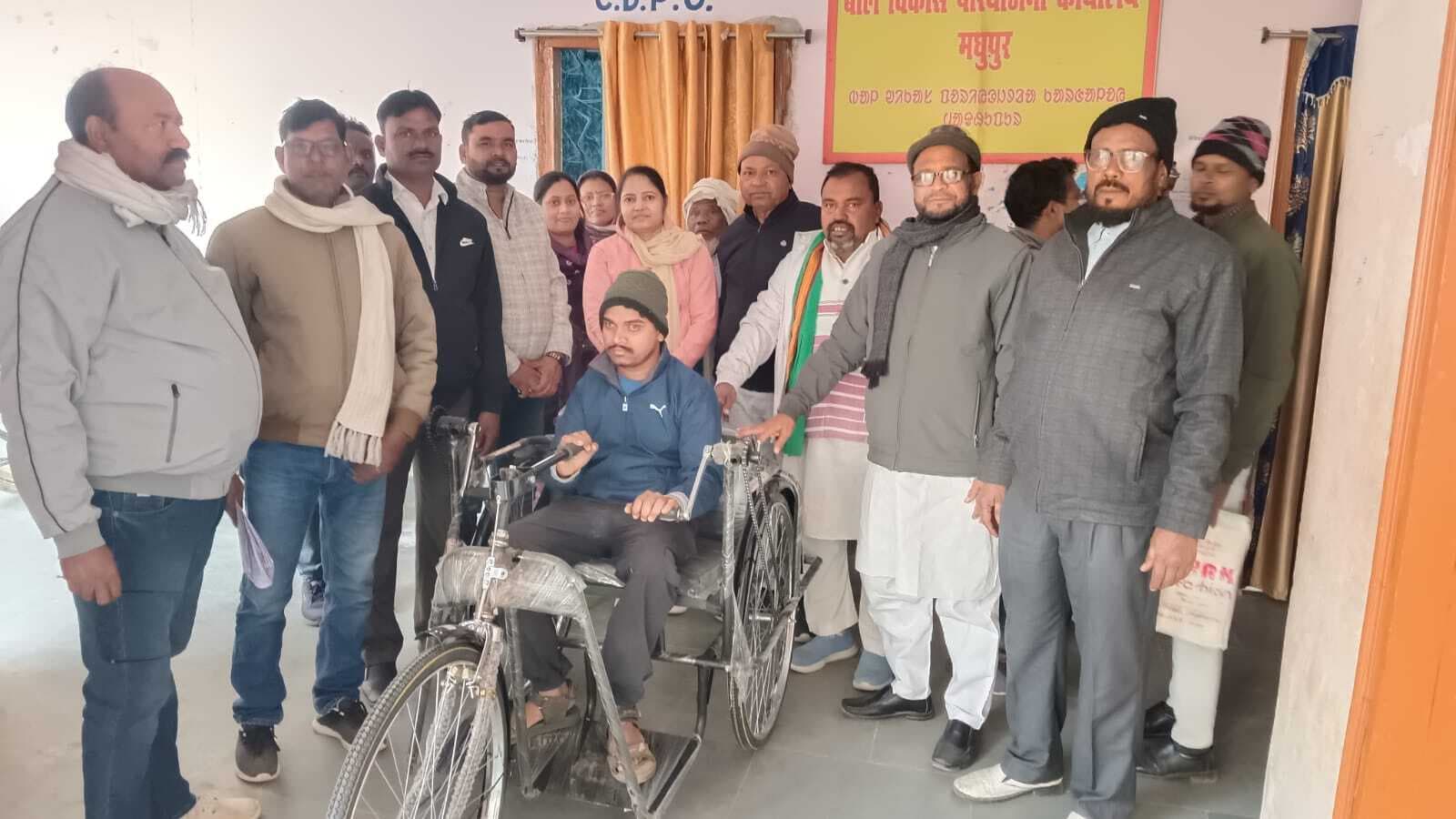 मधुपुर में दो दिव्यांगों को मिली ट्राइसाइकिल