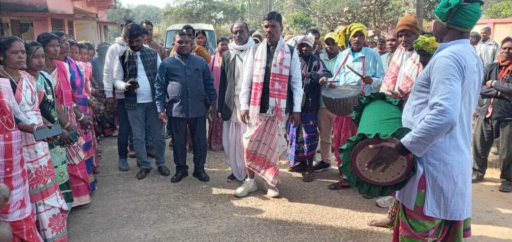 आदिवासी समुदाय ने मांदर की थाप पर किया नृत्य