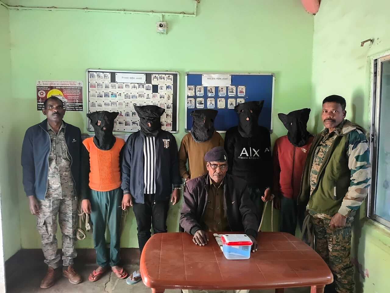 Deoghar news : कृषि अधिकारी बनकर ट्रैक्टर, उपकरण व योजनाओं का लाभ दिलाने का देते थे झांसा, पांच साइबर आरोपित गिरफ्तार