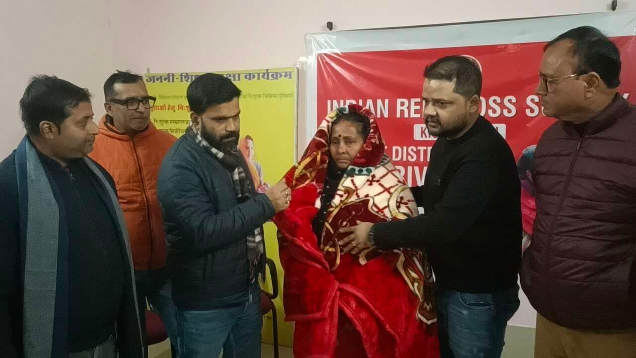 रेड क्रॉस सोसायटी के अध्यक्ष इच्छित भारत ने गरीबों के बीच किया कंबल वितरण