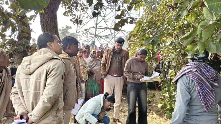 पेड़ से लटकता मिला किशोर का शव, जांच में जुटी फॉरेंसिक टीम