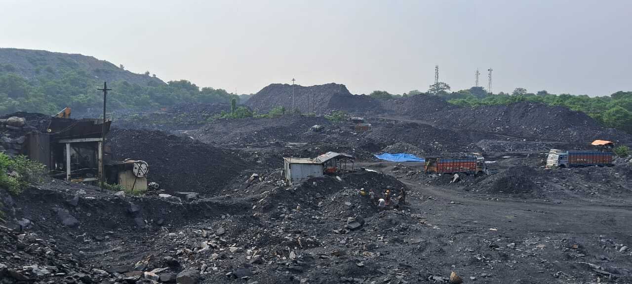 चितरा कोलियरी से जामताड़ा रेलवे साइडिंग तक काेयला ढुलाई ठप, परेशानी