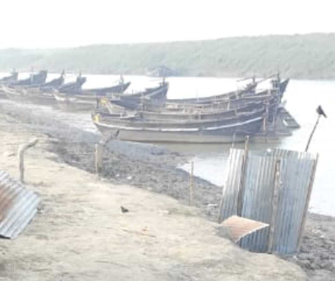 कोहरे के कारण नाव परिचालन बंद, यात्री परेशान