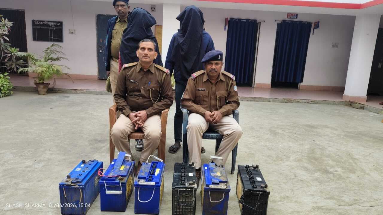 दो शातिर चोर गिरफ्तार, टोटो की छह बैट्री जब्त