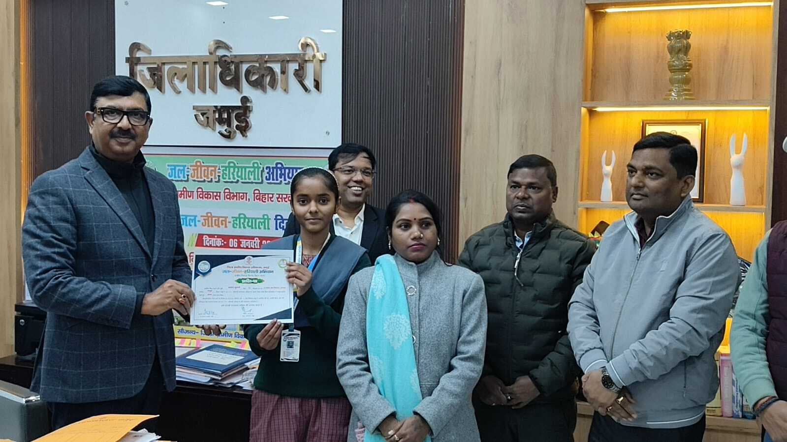 प्रतियोगिता में बेहतर प्रदर्शन करने वाले बच्चे हुए सम्मानित