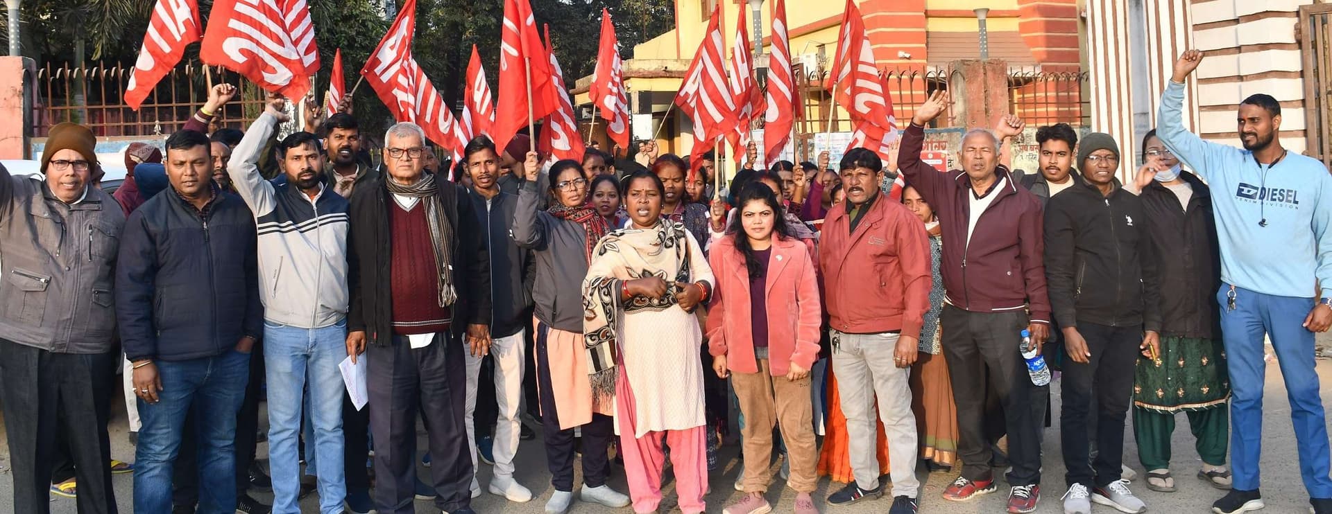 Bokaro News : मांगों को लेकर आउटसोर्सिंग स्वास्थ्यकर्मियों ने किया प्रदर्शन